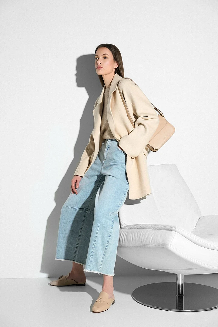 Truitje Dames Eloi Beige Jeans Billy Blauw 565 Jas Calvin Beige Loafers Burt Mule Beige Tas Elias Beige Zonnebril Royce Honing Janice 01