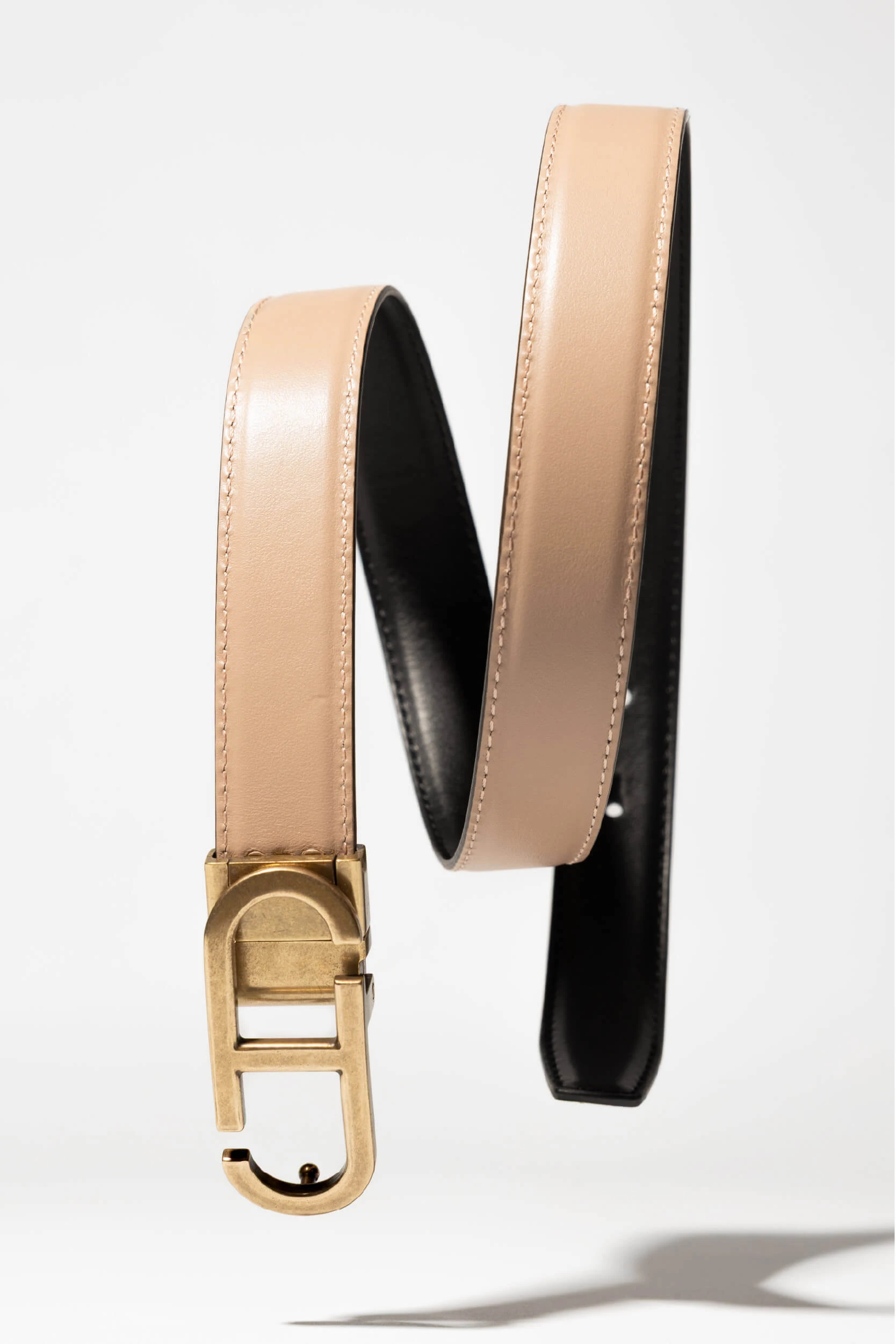 Wendbarer Damengürtel aus Leder, schwarz-taupe, mit Messing-Trophy-Schnalle