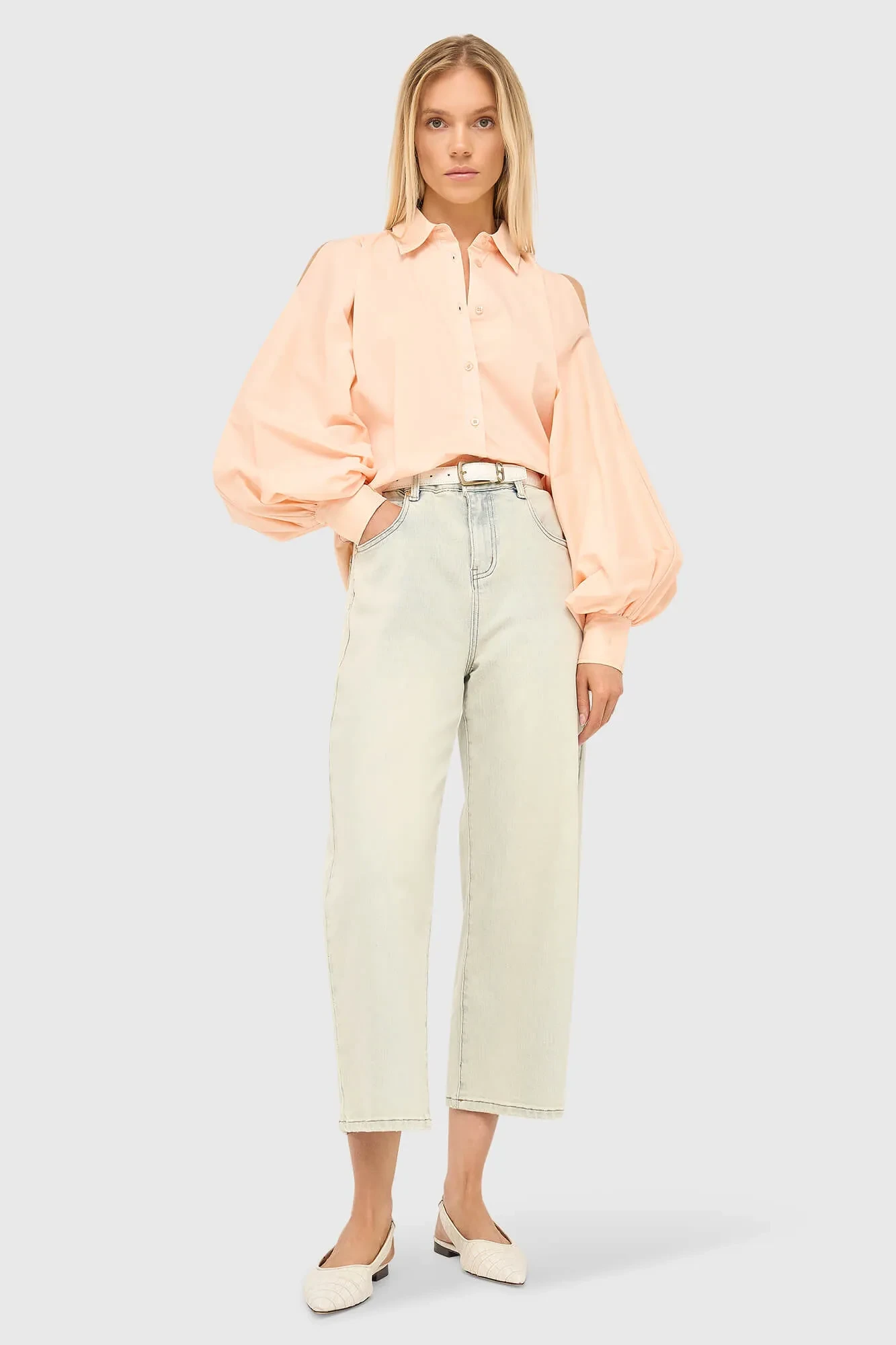 Damenbluse aus Baumwolle in Pfirsichfarben mit Puffärmeln und Cut-outs