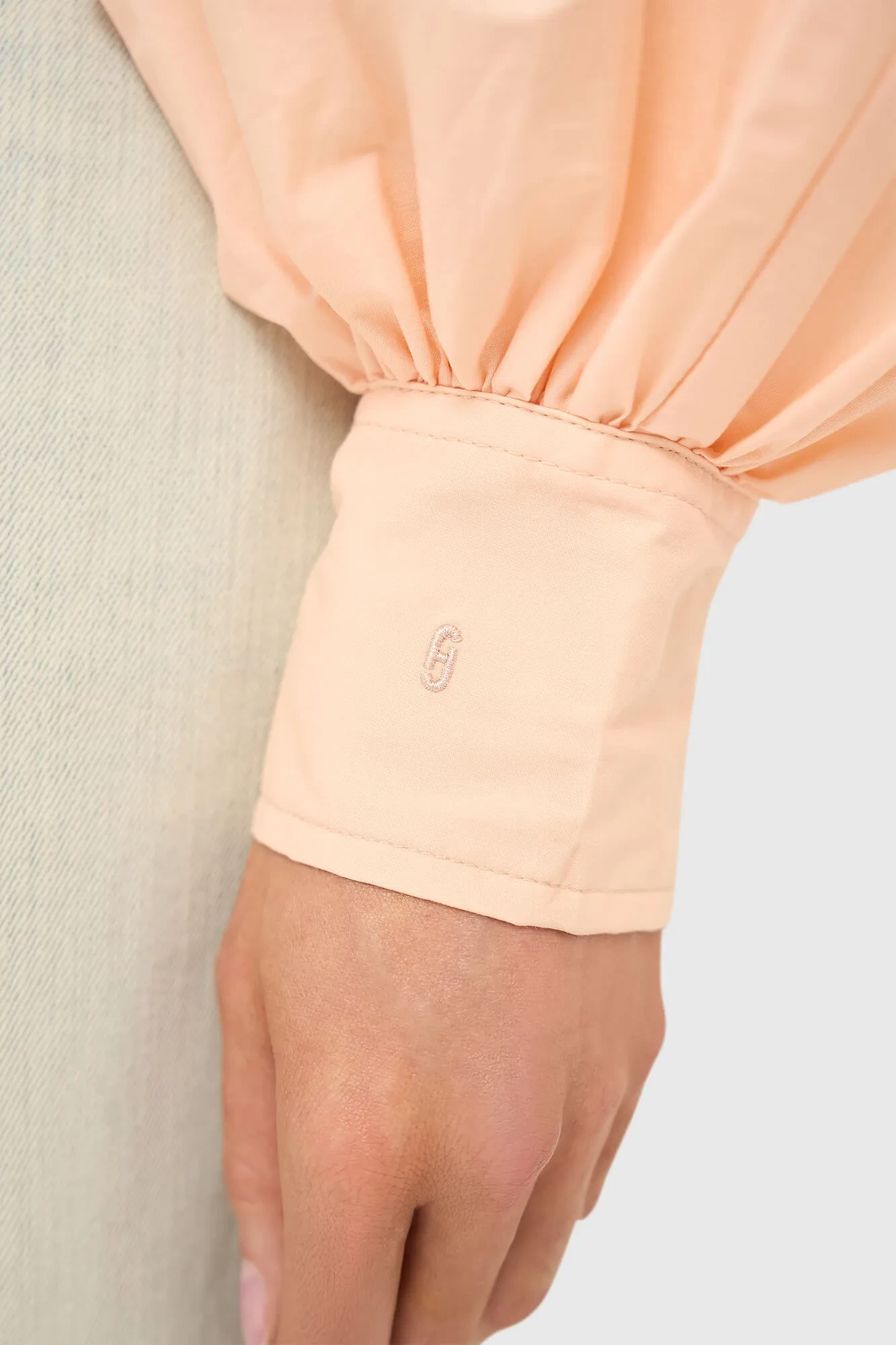 Damenbluse aus Baumwolle in Pfirsichfarben mit Puffärmeln und Cut-outs