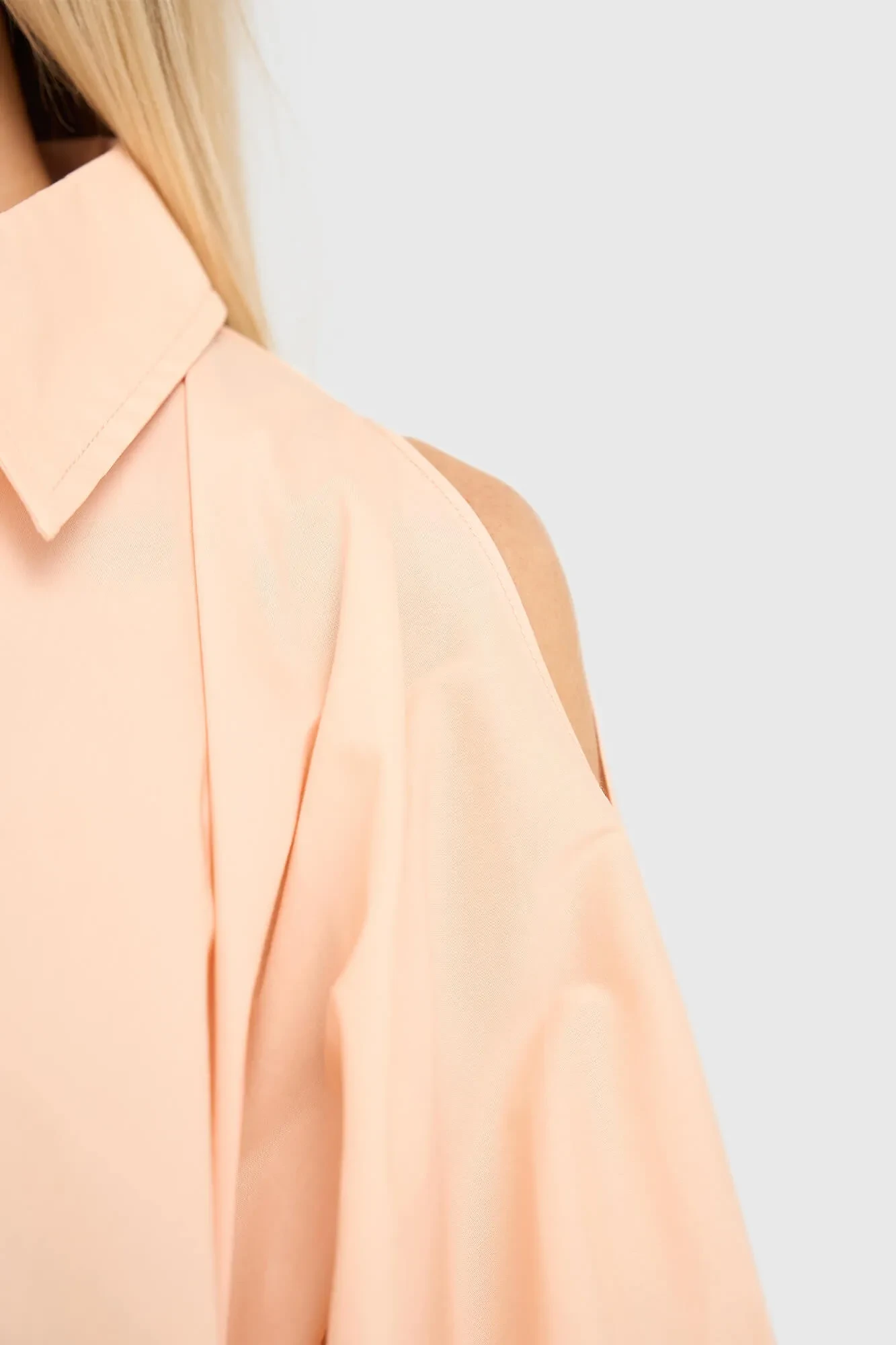 Damenbluse aus Baumwolle in Pfirsichfarben mit Puffärmeln und Cut-outs
