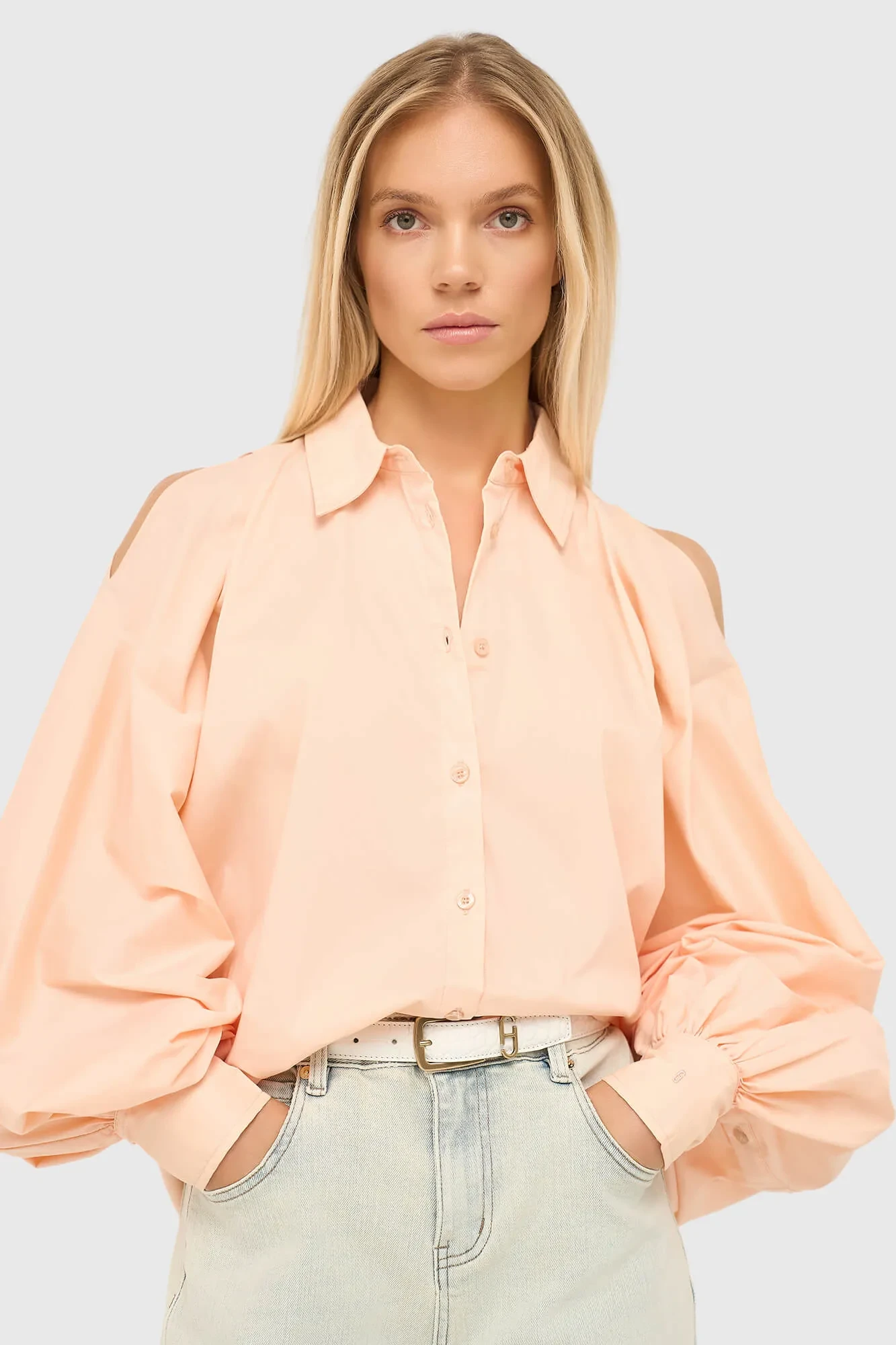 Damenbluse aus Baumwolle in Pfirsichfarben mit Puffärmeln und Cut-outs