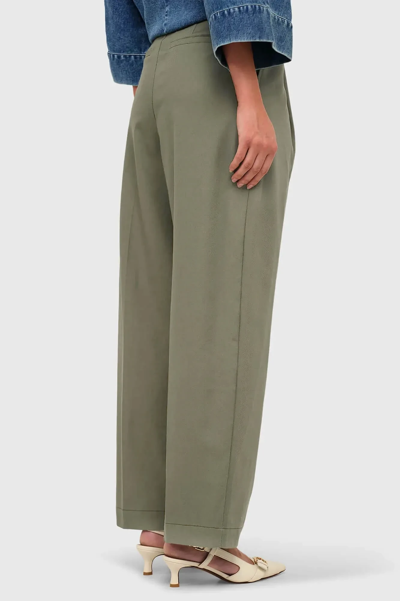 Grüne Baumwollhose im Paperbag-Stil mit Seitentaschen, Barrel-Schnitt, Balti