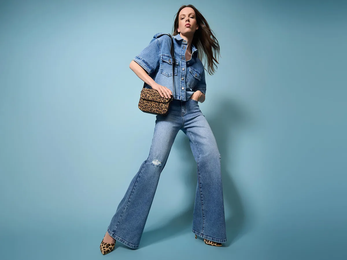 JANICE Outfit — Spike Denim Blouse met Cash Jeans en Elias Tas