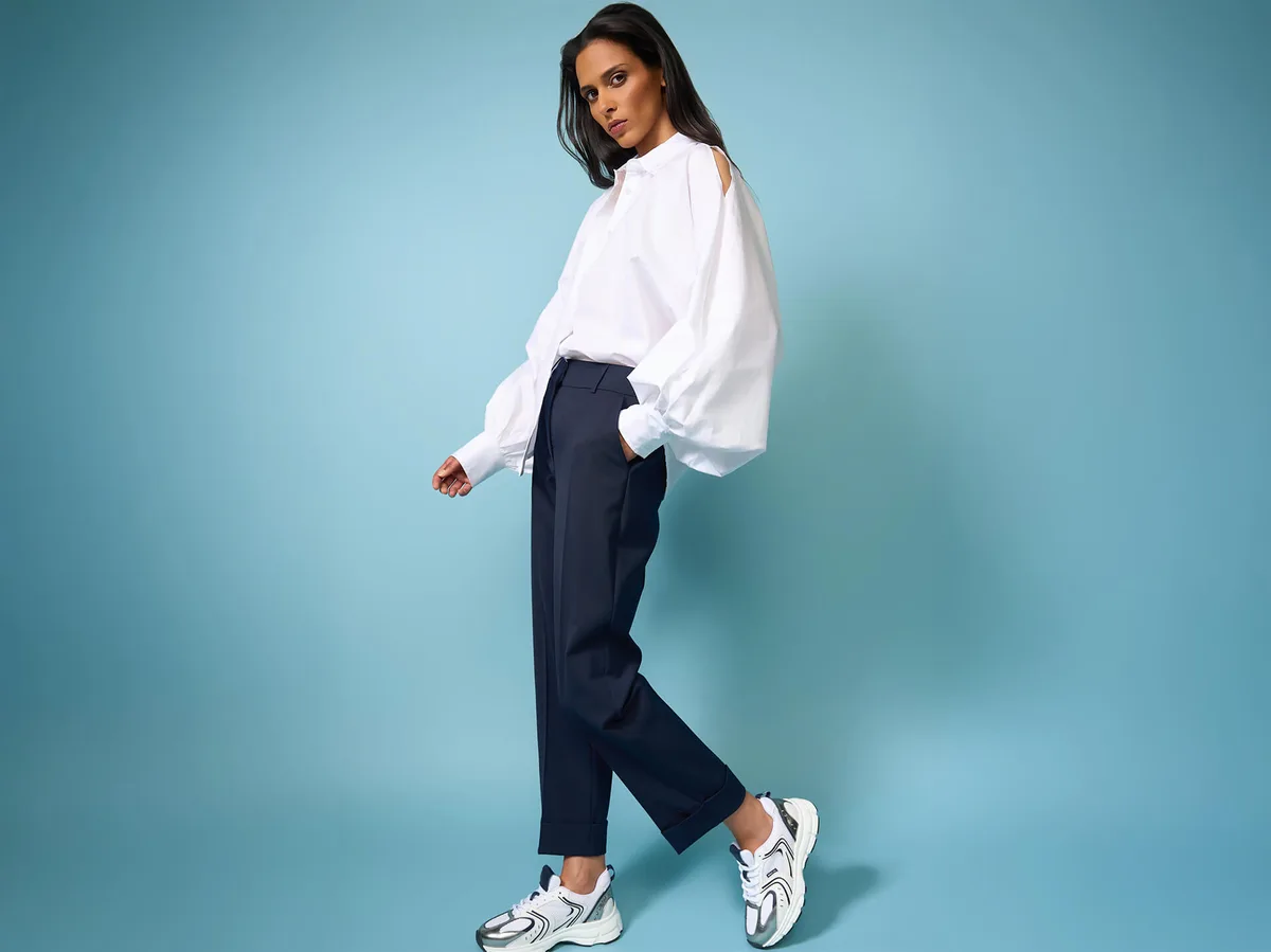 JANICE Outfit — Stone Cut-Out Blouse met Sean Broek en Bolt Sneakers