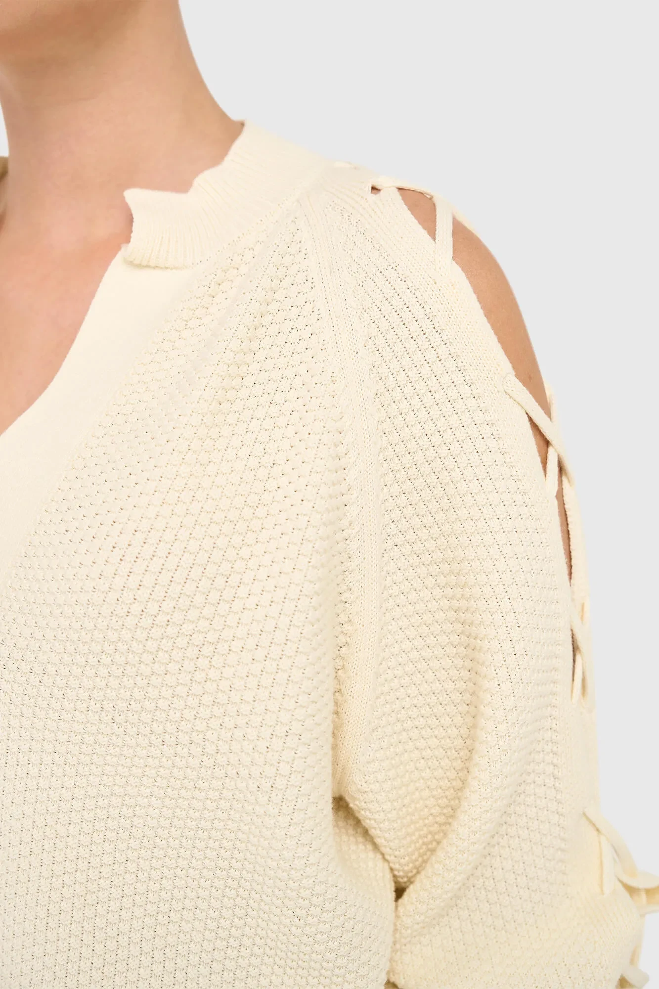 Baumwollpullover für Damen mit Schnürung, offenen Ärmeln und schulterfreiem Ausschnitt, grob gestrickt, cremefarben