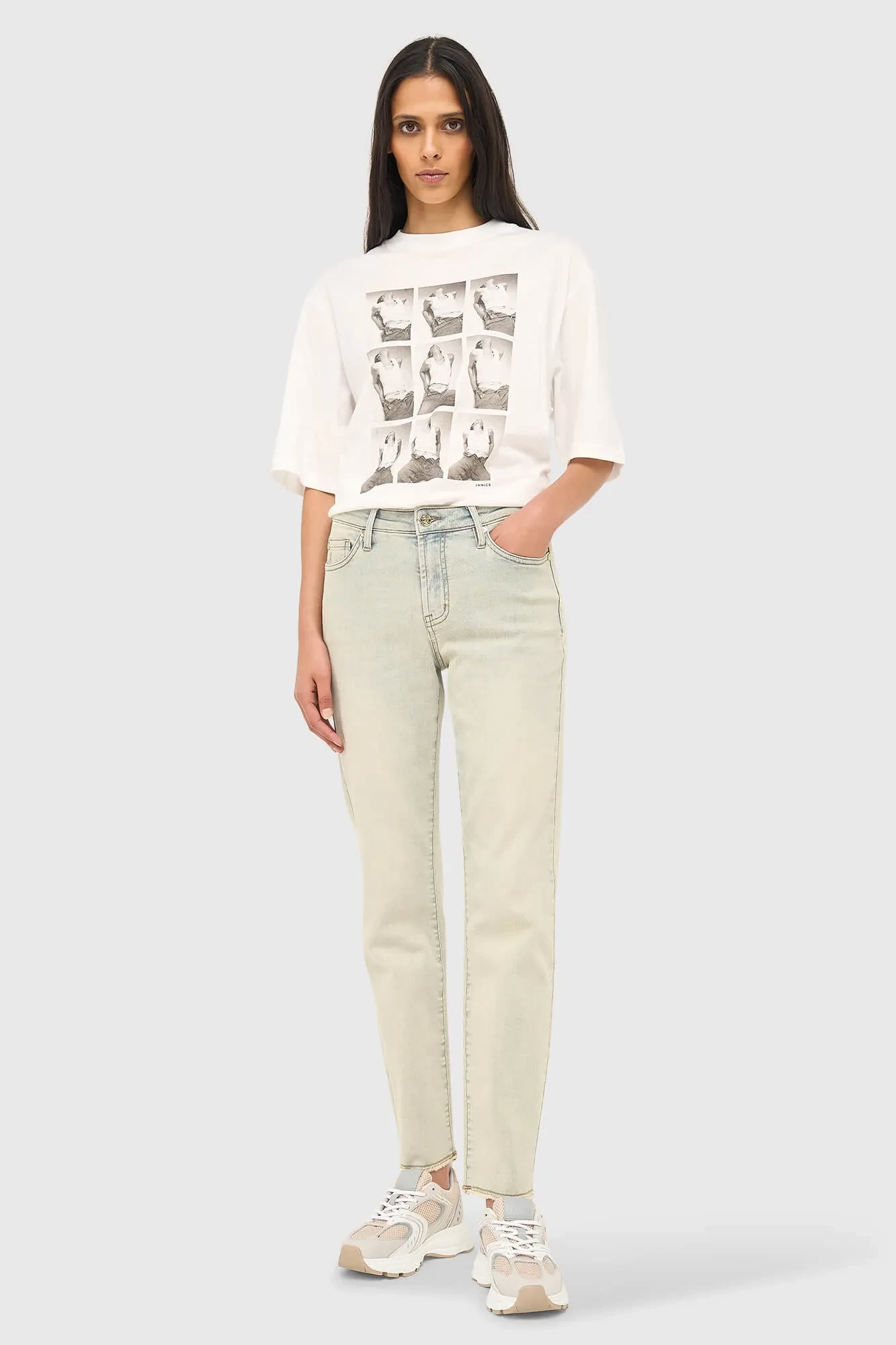 Women's Stretch Mid-Rise Mom Jeans in Cooper Blue 004