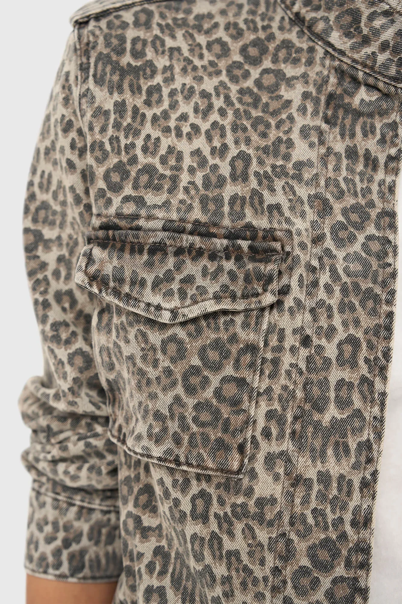 Jeansjacke mit Leopardenmuster für Damen – Dwayne