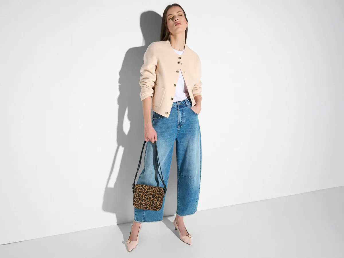JANICE Shop the Look — Vince Cashmere Jas, Billy Jeans, Elio Slingback, Elias Tas